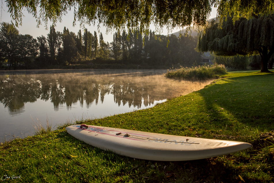 Kajak am Ufer der Rhone im Rhonetal, herbstliche Lichtstimmung, Wallis, Schweiz – Jan Geerk Fotograf Basel