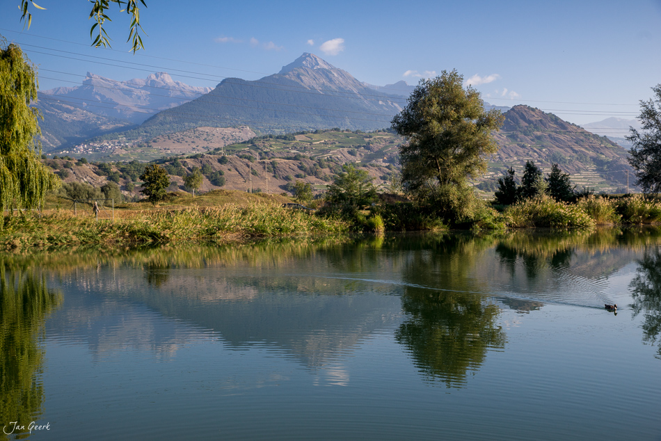 Rhonetal Flusslandschaft mit Rebberg und Alpenbergen in Herbststimmung Wallis Schweiz – Jan Geerk Fotograf Basel