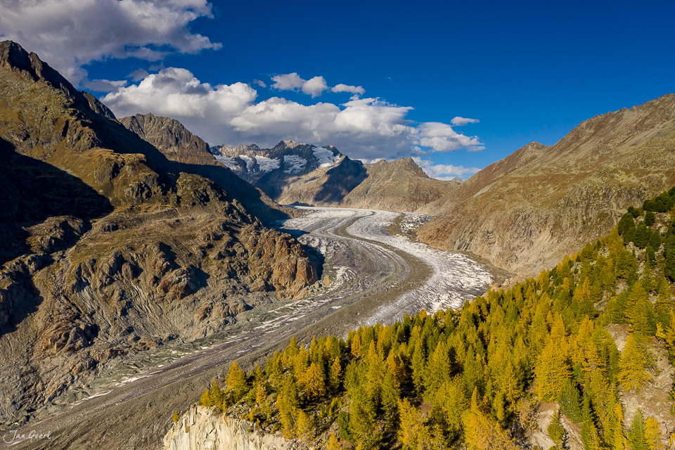 Aletschgletscher mit verschneiten Bergen und Lärchenwäldern im Herbst, Wallis Schweiz – Jan Geerk Fotograf Basel