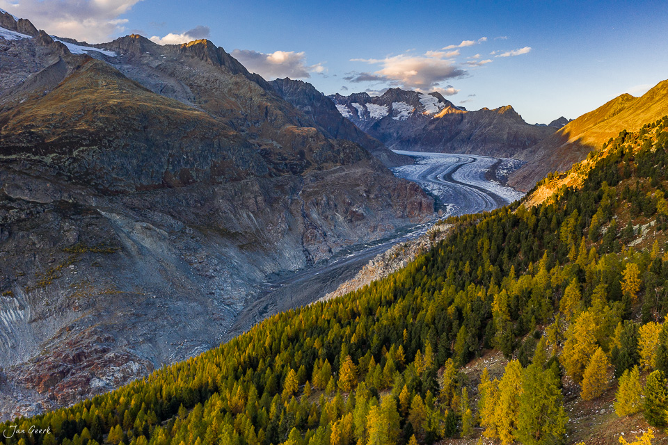 Aletschgletscher mit herbstlich gefärbten Lärchen, Bergpanorama in der Aletschregion Wallis Schweiz – Jan Geerk Fotograf Basel