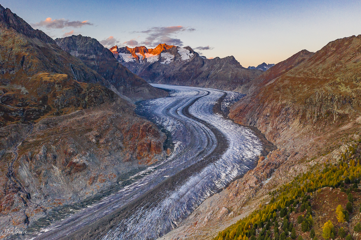 Aletschgletscher mit schneebedeckten Bergen bei Sonnenuntergang, Aletschregion Wallis Schweiz – Jan Geerk Fotograf Basel