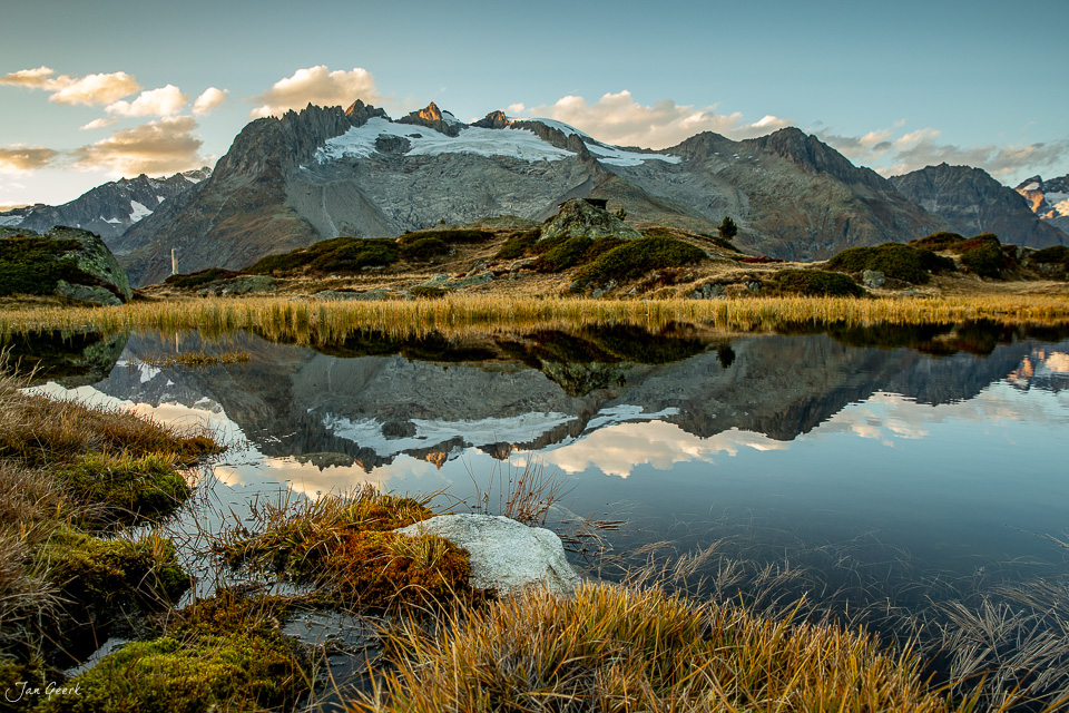 Bergsee mit Spiegelung des Fiescherhorns bei Riederalp, Herbstlicht, Wallis Schweiz – Jan Geerk Fotograf Basel