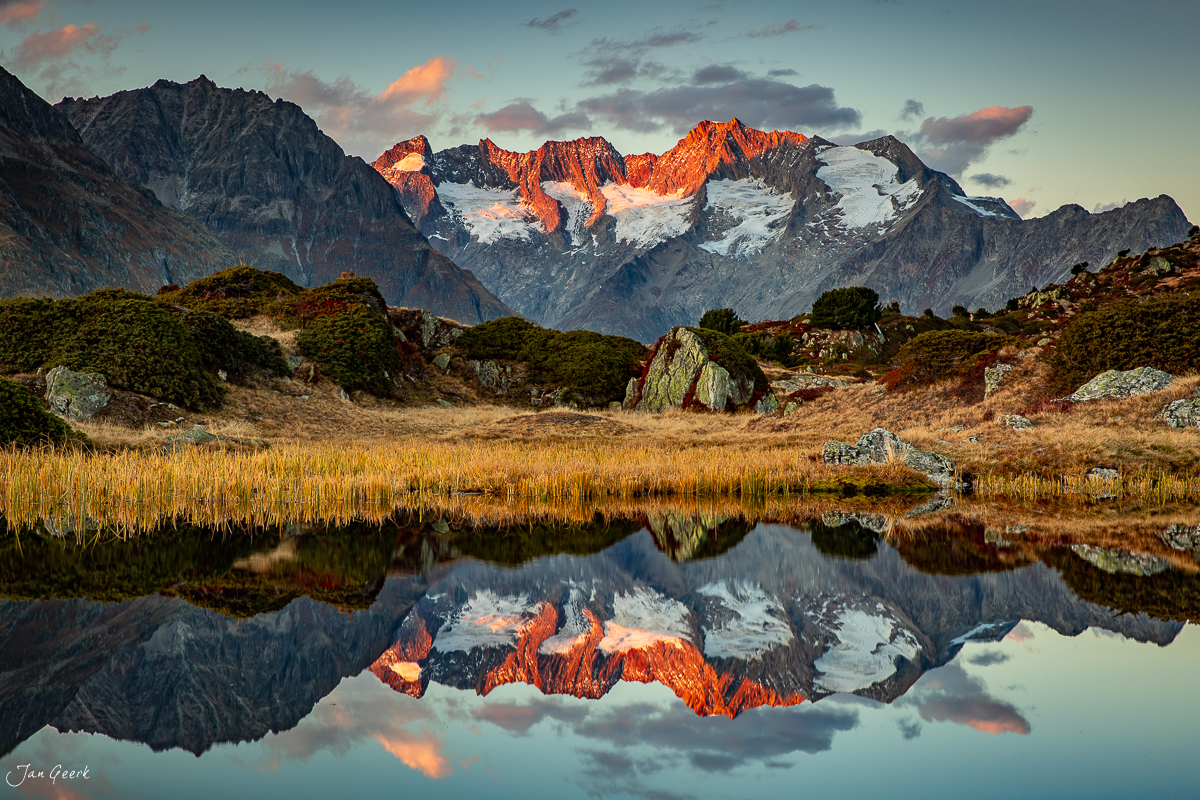 Spiegelung schneebedeckter Berggipfel im See bei Riederalp, goldenes Alpenlicht, Herbst, Wallis Schweiz – Jan Geerk Fotograf Basel