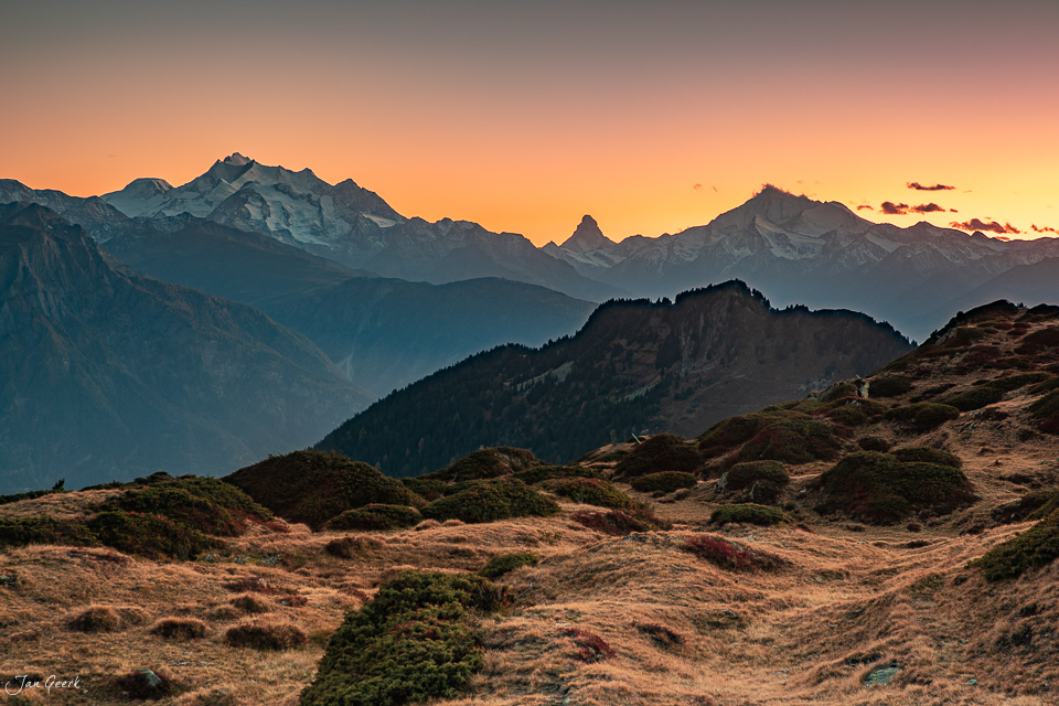 Alpenpanorama bei Sonnenuntergang Riederalp mit verschneiten Gipfeln Wallis Schweiz Jan Geerk Fotograf Basel