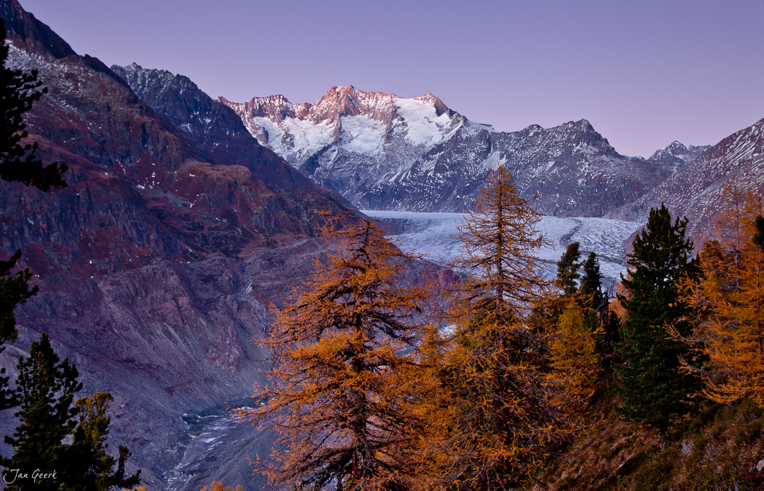 Gletschersee Herbstlärchen Schneeberge Blaue Stunde Wallis Schweiz Jan Geerk Fotograf Basel