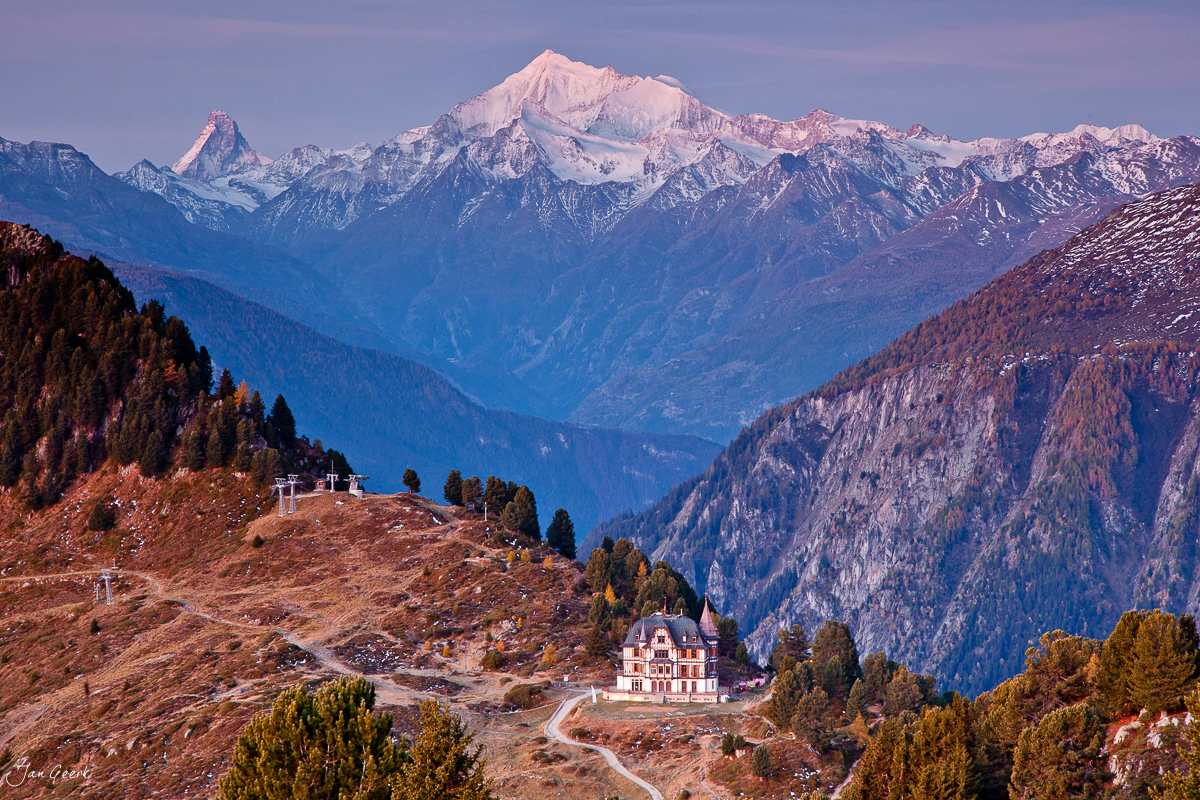 Villa Cassel Bettmeralp Herbstliche Berglandschaft mit Schneebergen Wallis Schweiz Jan Geerk Fotograf Basel
