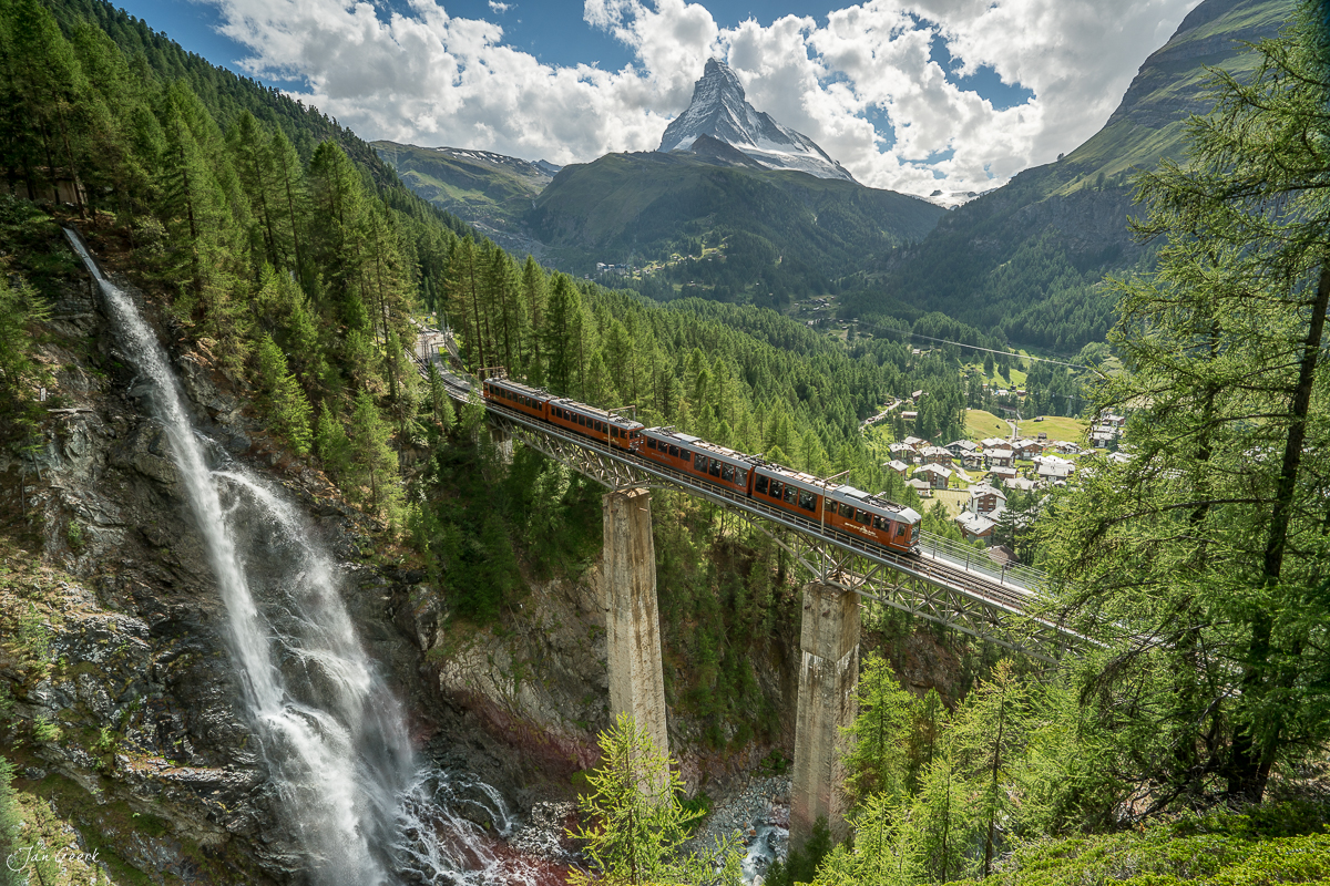 Zahnradbahn auf Viadukt mit Wasserfall und Matterhorn Blick im Wallis Schweiz – Jan Geerk Fotograf Basel