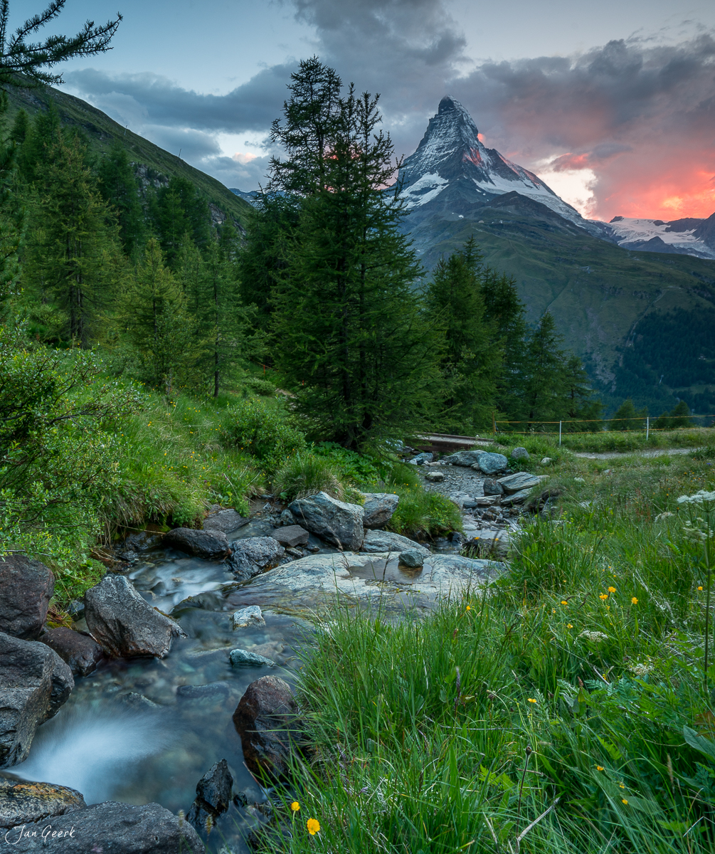 Gebirgsbach mit Lärchen und Matterhorn bei Sonnenuntergang im Wallis Schweiz – Jan Geerk Fotograf Basel