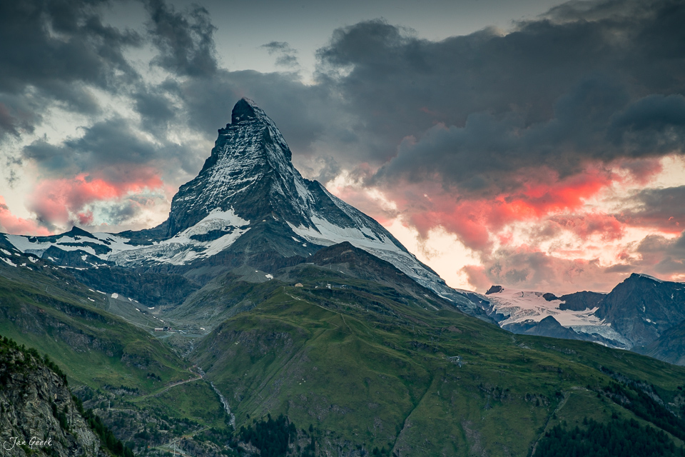 Matterhorn mit Schnee und dramatischem Himmel bei Sonnenuntergang Wallis Schweiz – Jan Geerk Fotograf Basel