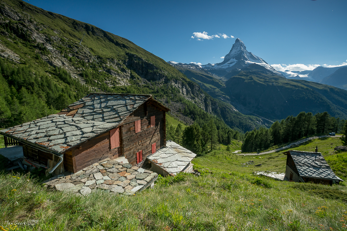 Rustikale Alphütten auf Riffelalp mit Matterhorn-Blick, Sommerstimmung Wallis Schweiz – Jan Geerk Fotograf Basel