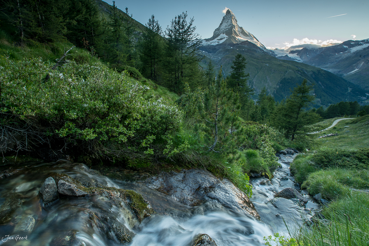 Bergbach und Lärchwald mit Matterhorn Blick, Riffelalp Sommer Schweiz – Jan Geerk Fotograf Basel