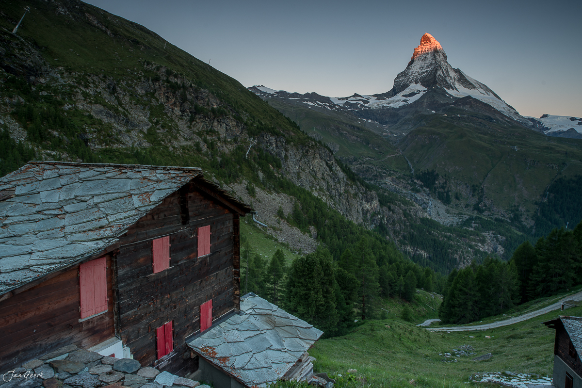Alphütte mit roten Fensterläden vor dem Matterhorn bei Riffelalp, Sommerlicht, Wallis, Schweiz – Jan Geerk Fotograf Basel