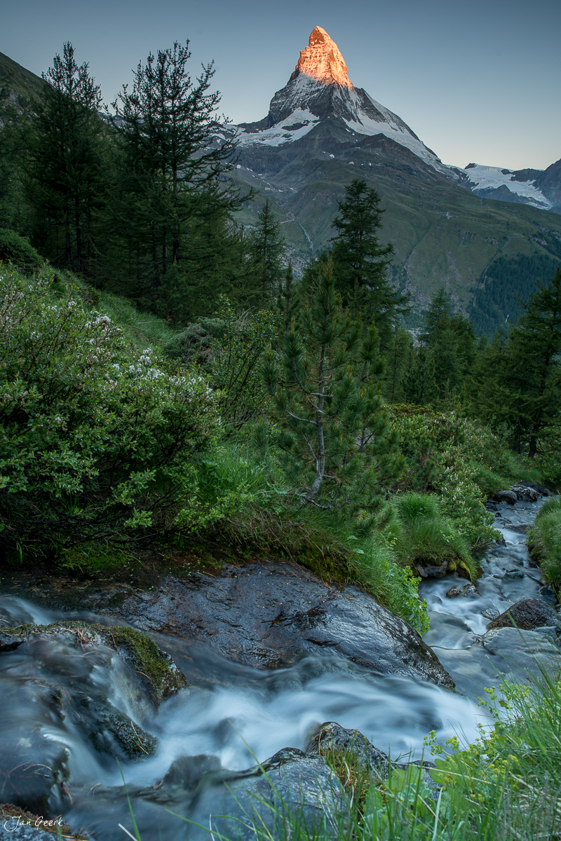 Bergbach und Lärchenwälder mit schneebedecktem Matterhorn bei Riffelalp Sommer Wallis Schweiz – Jan Geerk Fotograf Basel