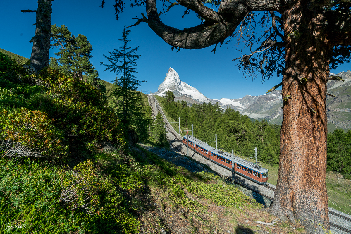 Zahnradbahn und Matterhorn bei Riffelalp, Sommerlandschaft in den Schweizer Alpen – Jan Geerk Fotograf Basel