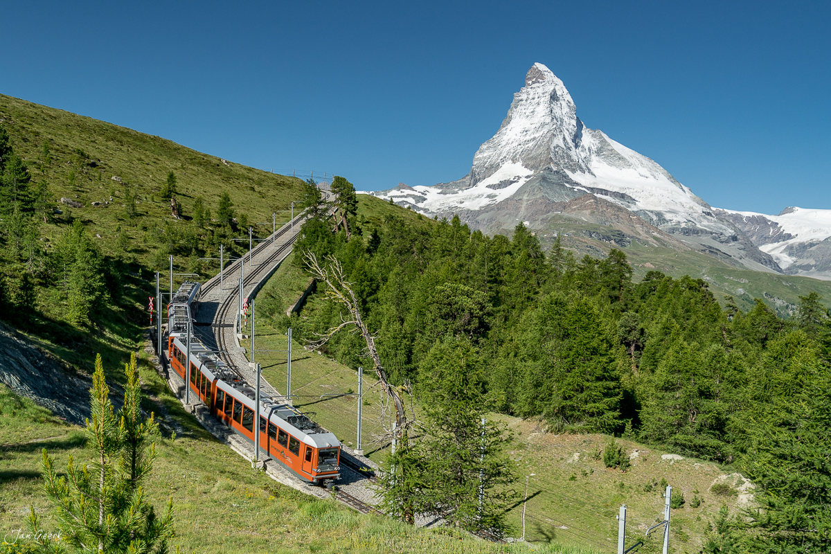 Zahnradbahn Riffelalp mit Matterhorn Bergpanorama Sommerlandschaft Wallis Schweiz Jan Geerk Fotograf Basel