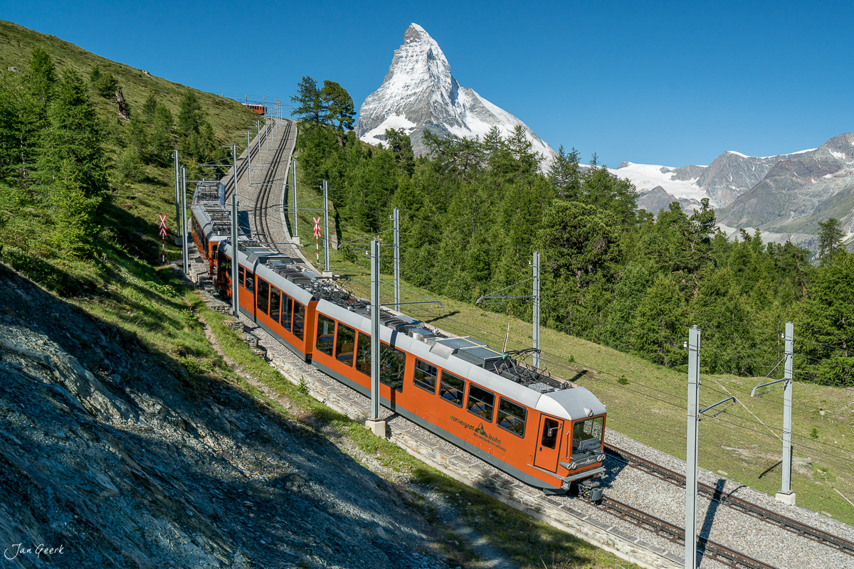 Zahnradbahn auf Bergstrecke mit Matterhorn im Hintergrund, Sommer in Zermatt, Wallis Schweiz – Jan Geerk Fotograf Basel