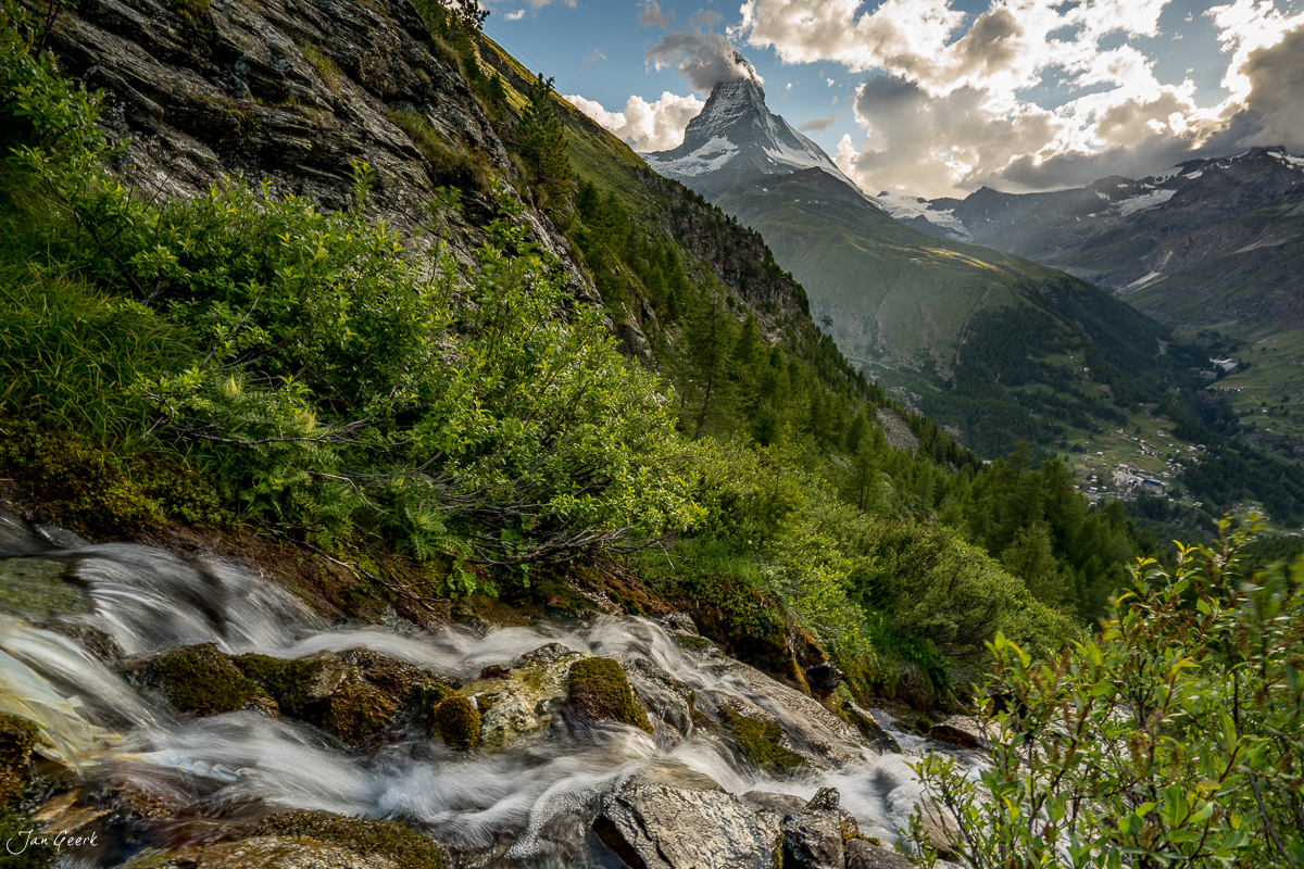 Bergbach und Matterhorn bei Zermatt, Sommerlandschaft mit grünen Fichten und Felsenwand, Oberwallis Schweiz – Jan Geerk Fotograf Basel