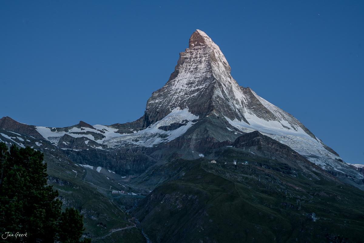 Matterhorn von Riffelalp aus fotografiert, schneebedeckter Gipfel unter blauem Sommerhimmel, Wallis Schweiz – Jan Geerk Fotograf Basel
