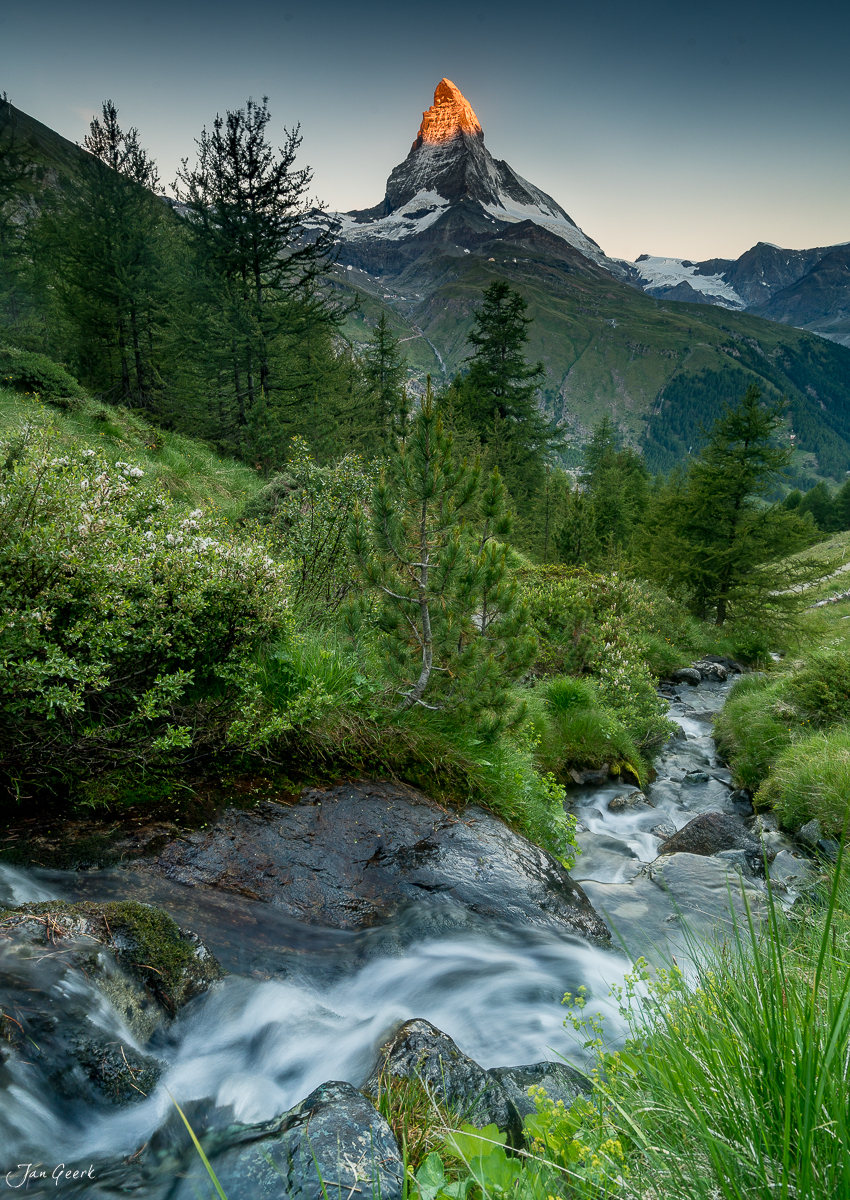 Matterhorn mit Bergbach und Alpwiese in Zermatt, Sommeraufnahme im Wallis, Schweiz – Jan Geerk Fotograf Basel