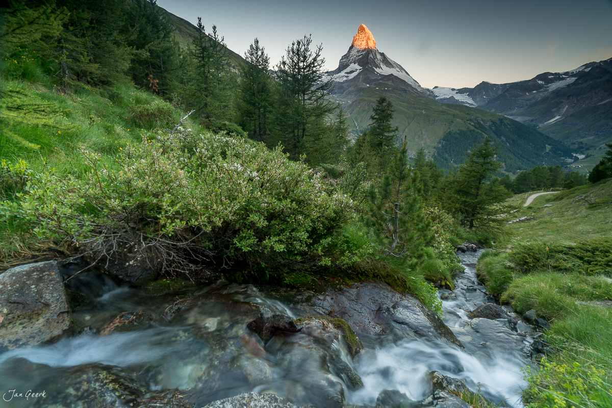 Gebirgsbach und Matterhorn bei Riffelalp im Sommer, Wallis Schweiz – Jan Geerk Fotograf Basel