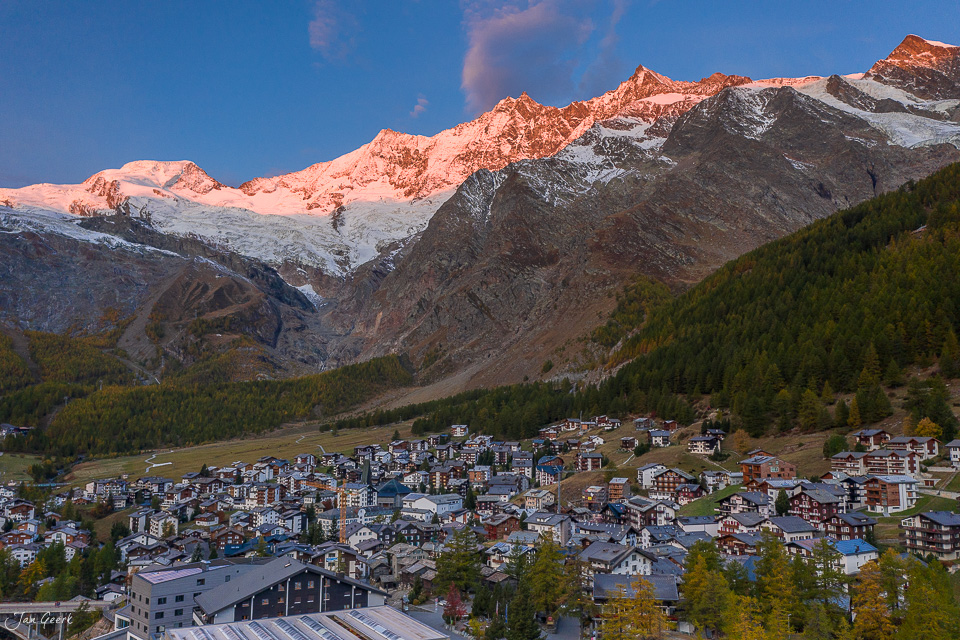 Alpendorf in Bergtal mit verschneiten Gipfeln bei Kantlicht Saas-Fee Wallis Schweiz Jan Geerk Fotograf Basel