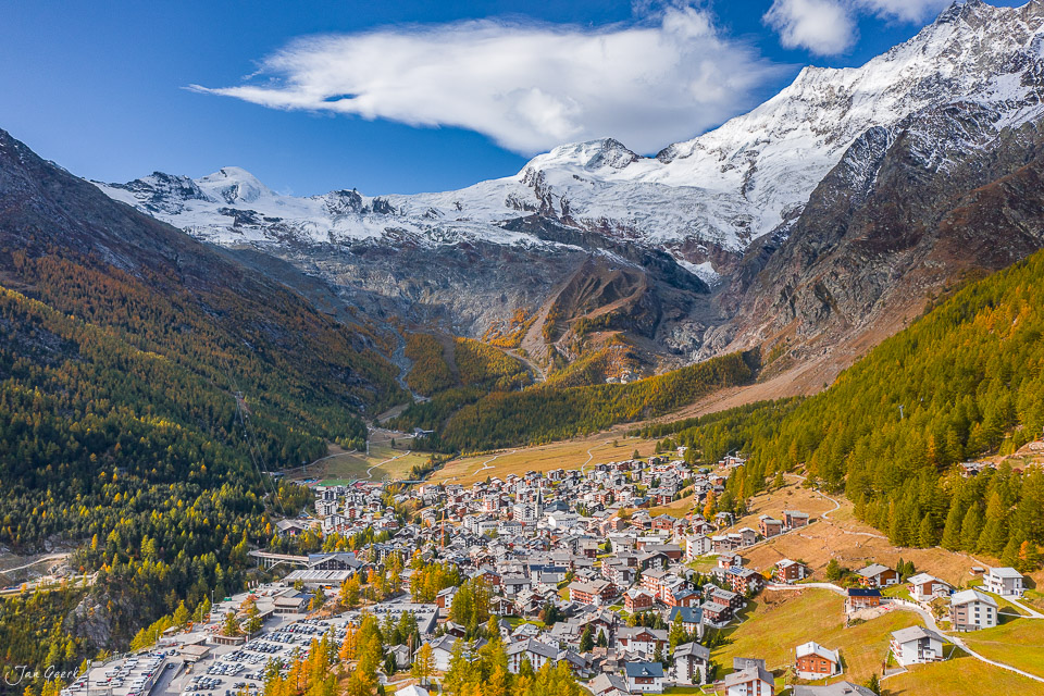 Herbstliches Saas-Fee mit schneebedeckten Bergen, Lärchenwäldern und Gletschern in der Aletschregion Wallis Schweiz – Jan Geerk Fotograf Basel