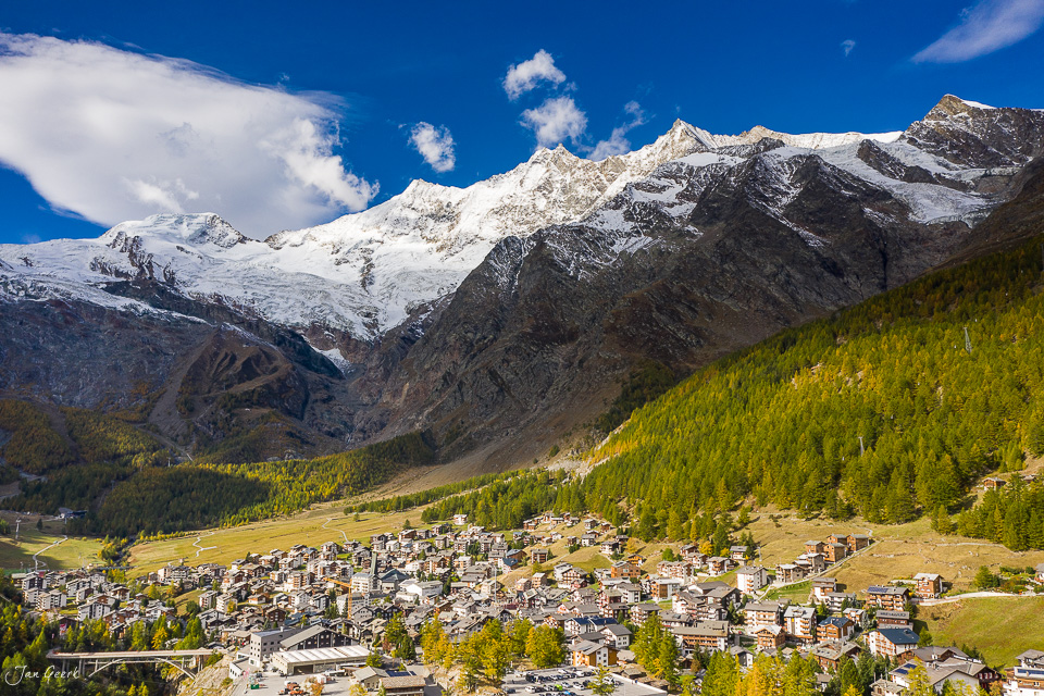 Bergdorf Saas-Fee im Wallis mit verschneiten Alpen und Lärchenwald, Herbststimmung Schweiz – Jan Geerk Fotograf Basel