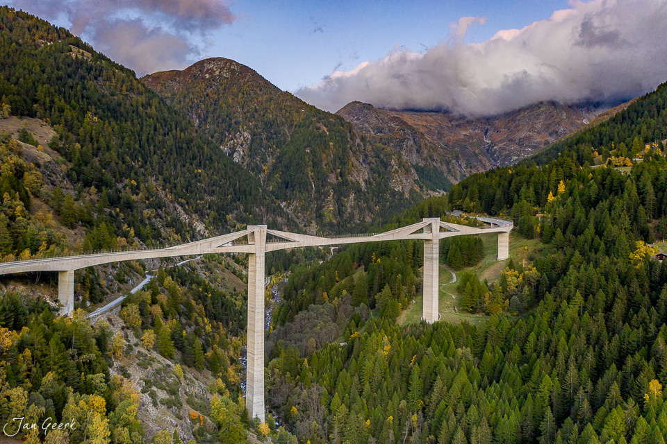 Hohfluh Viadukt über bewaldetes Bergtal mit herbstlicher Färbung Wallis Schweiz Jan Geerk Fotograf Basel