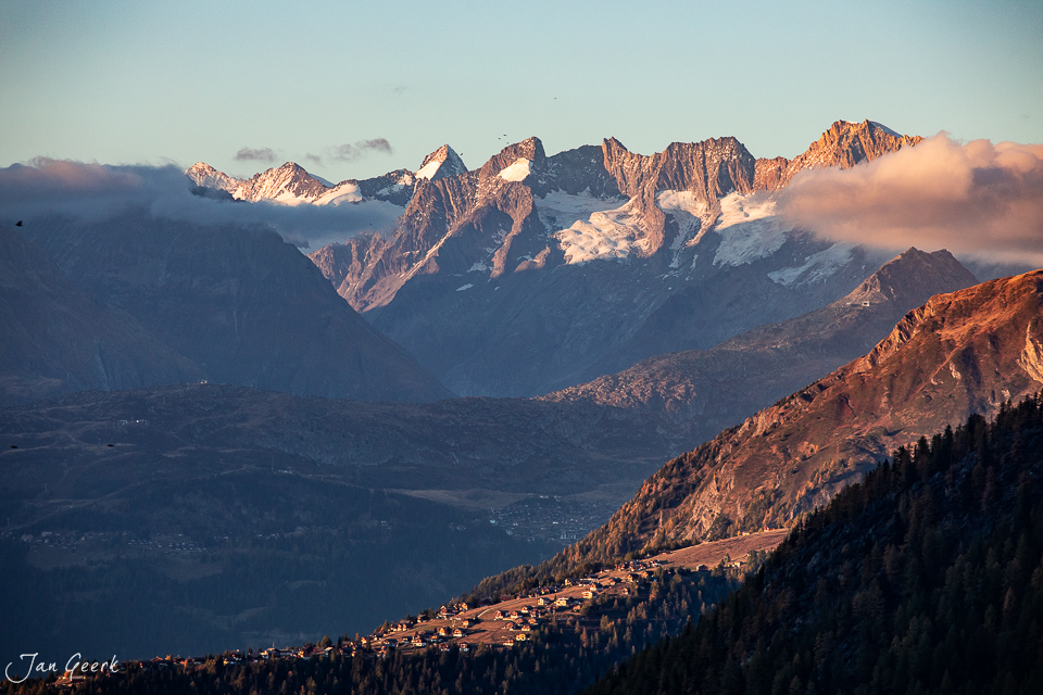Bergpanorama Bettmeralp mit schneebedeckten Gipfeln, goldene Herbststimmung, Wallis Schweiz – Jan Geerk Fotograf Basel