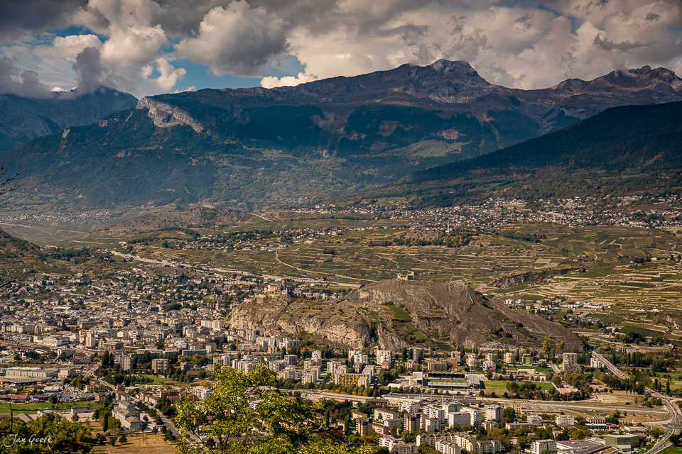 Panoramablick auf Sion mit Schlössern Valère und Tourbillon, Rhonetal im Herbst, Wallis Schweiz – Jan Geerk Fotograf Basel