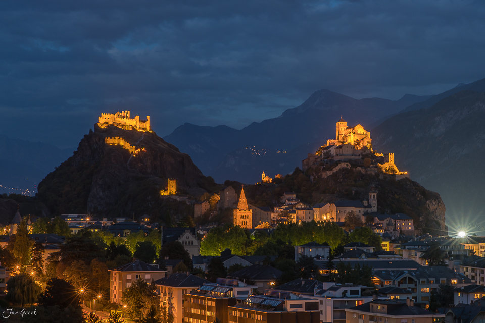 Schlösser Tourbillon und Valère in Sion bei Nacht beleuchtet, Herbststimmung Wallis Schweiz – Jan Geerk Fotograf Basel