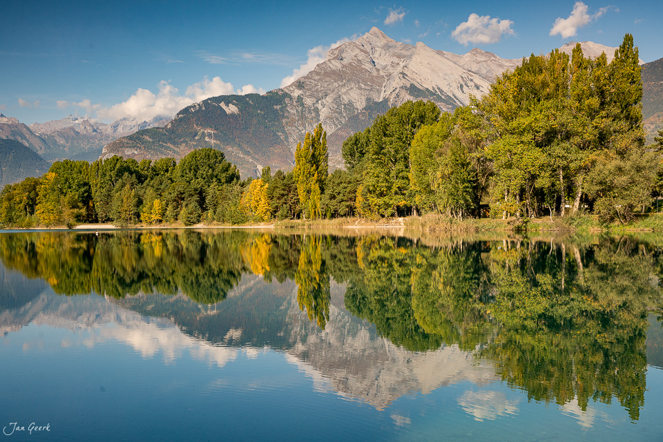 Spiegelung von Bergen und Pappeln im Fluss, Herbstlicht im Rhonetal Wallis Schweiz – Jan Geerk Fotograf Basel