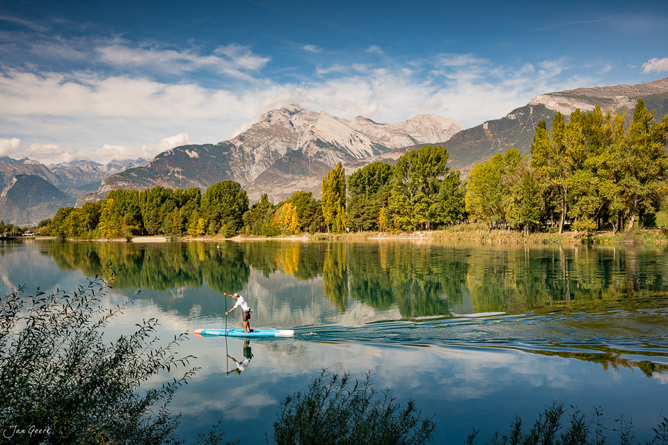 Paddler auf dem Rhone bei Sion mit Bergblick, Herbst im Wallis, Westschweiz – Jan Geerk Fotograf Basel