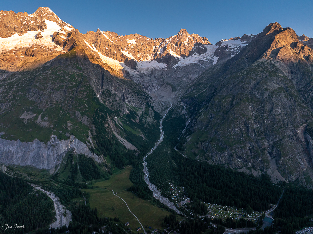Alpental mit Gletscher und schneebedeckten Bergen im Sommer, Ferpecle Wallis Schweiz – Jan Geerk Fotograf Basel
