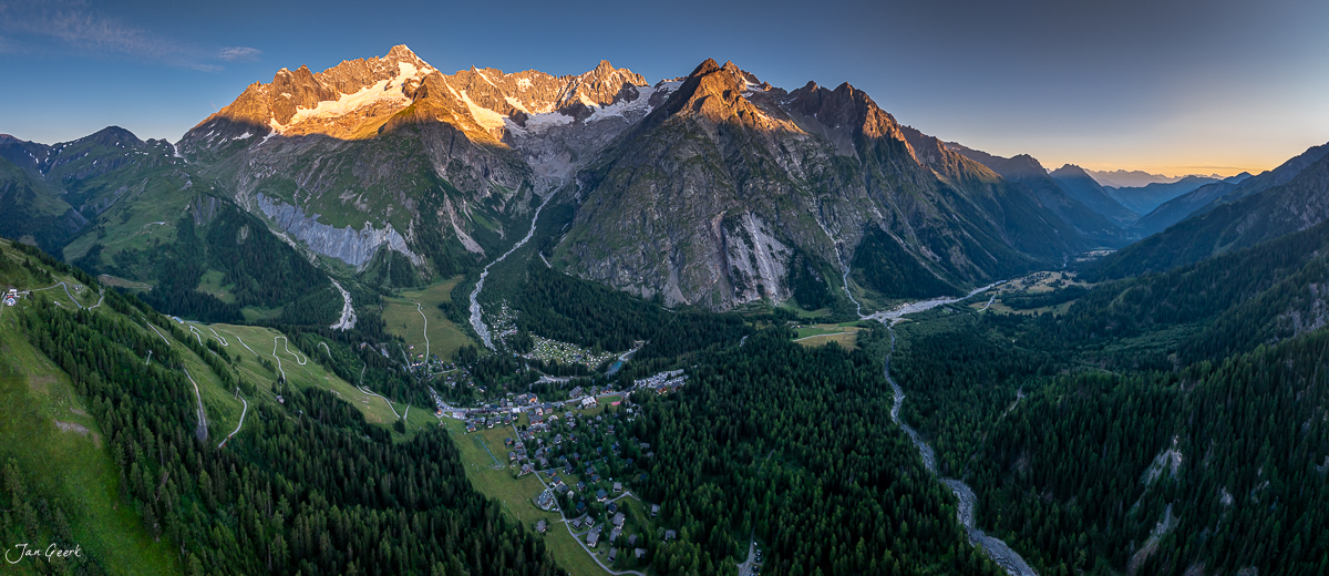 Alpental mit Gletschern und Bergpanorama im Sommer, Wallis, Schweiz – Jan Geerk Fotograf Basel