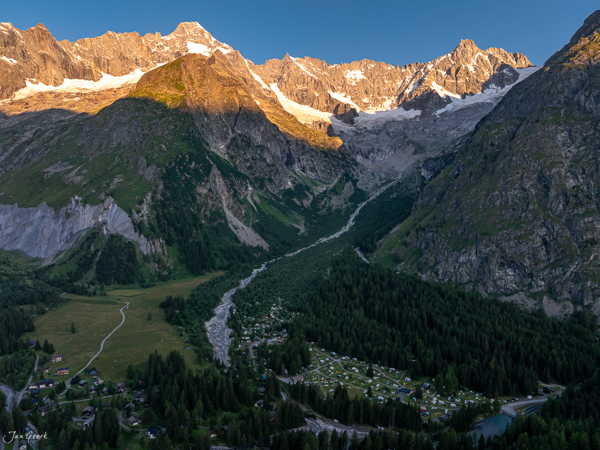 Alpental mit Gletschern und Bergpanorama im Binntal, goldenes Kantlicht auf Berggipfeln, Sommer in den Schweizer Alpen – Jan Geerk Fotograf Basel
