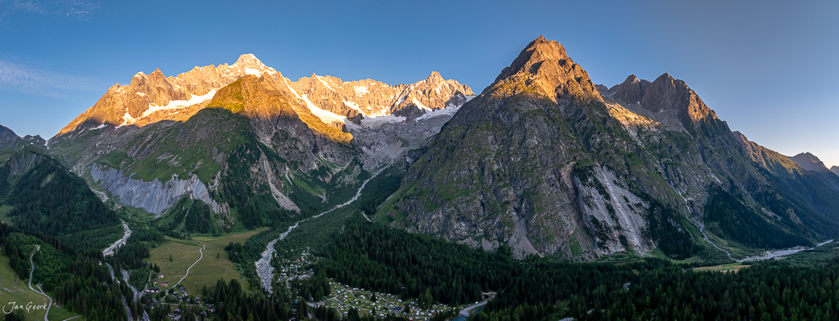 Alpengipfel im Kantlicht über grünem Tal mit Gletscher, Binntal Wallis, Sommerimpression Schweiz – Jan Geerk Fotograf Basel