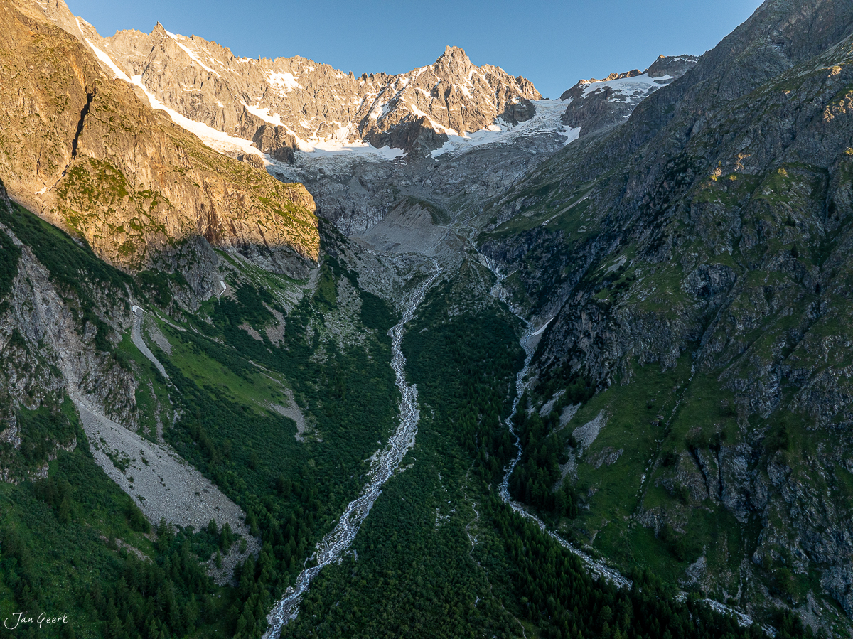 Gletschertal mit Bergbach, Ferpècle Wallis Sommerlicht grüne Alpenlandschaft Schweiz – Jan Geerk Fotograf Basel