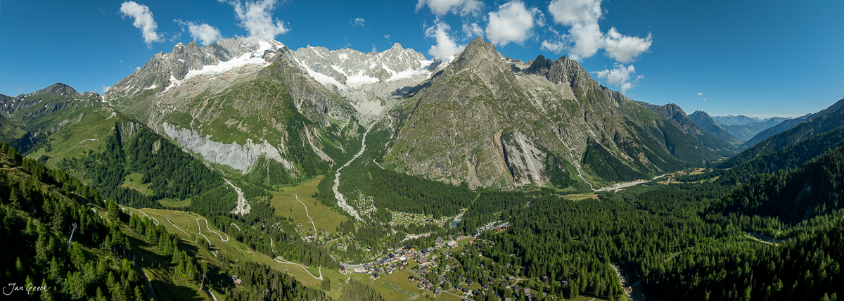 Alpental mit Gletschern und Bergdorf im Sommer Wallis Schweiz – Jan Geerk Fotograf Basel