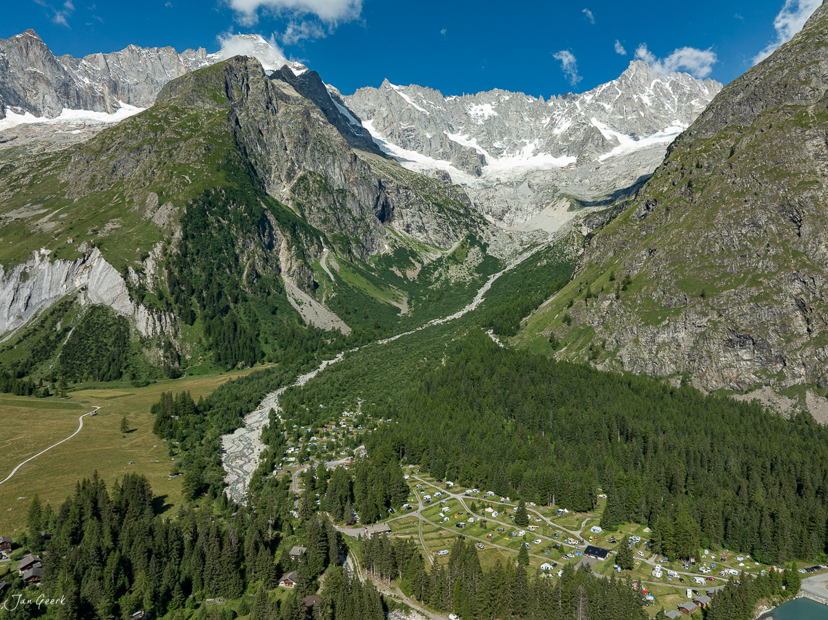 Alpental mit Fluss, Lärchenwäldern und Berggipfeln im Sommer, Binntal Wallis Schweiz – Jan Geerk Fotograf Basel