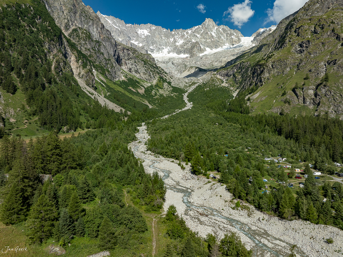 Alpental mit Bergbach, Fichten und schneebedeckten Gipfeln im Sommer im Wallis Schweiz – Jan Geerk Fotograf Basel