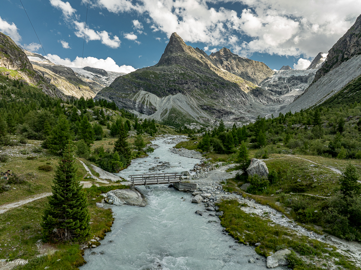 Gletscherbach mit Holzbrücke im Binntal, Wallis, Sommerliche Alplandschaft, Schweiz – Jan Geerk Fotograf Basel