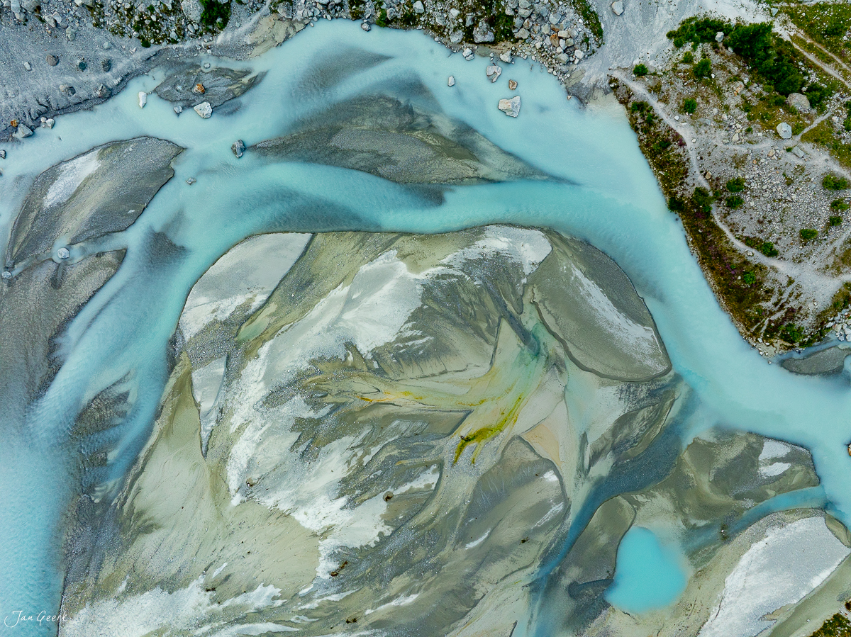 Türkis leuchtender Gletscherfluss im Binntal Wallis, alpine Gebirgslandschaft Sommerlicht Schweiz Jan Geerk Fotograf Basel