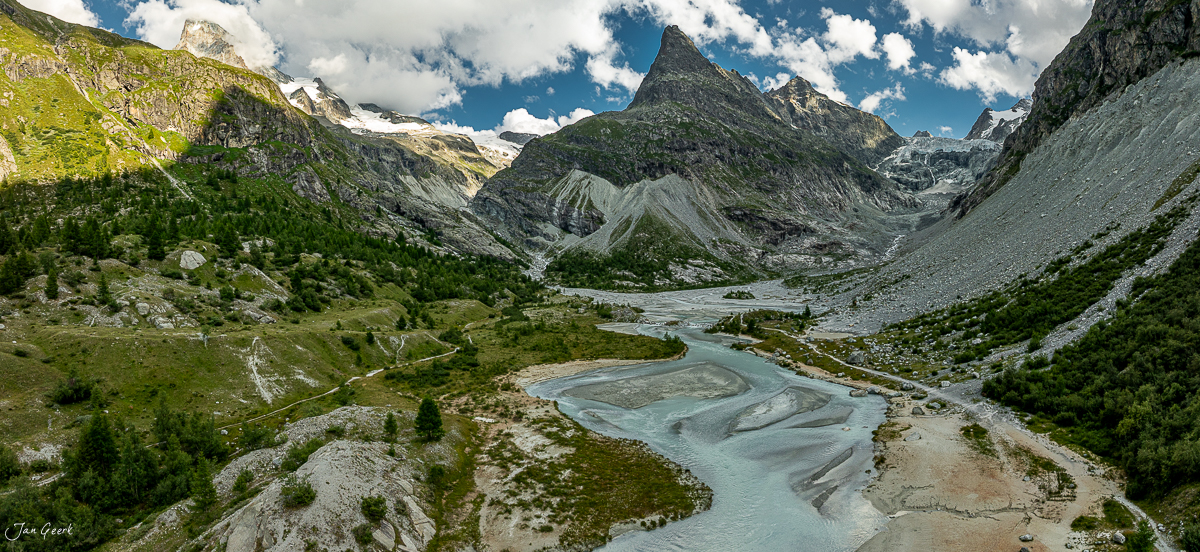 Gletscherbachtal mit türkisem Fluss, Bergpanorama im Sommer Wallis Schweiz – Jan Geerk Fotograf Basel