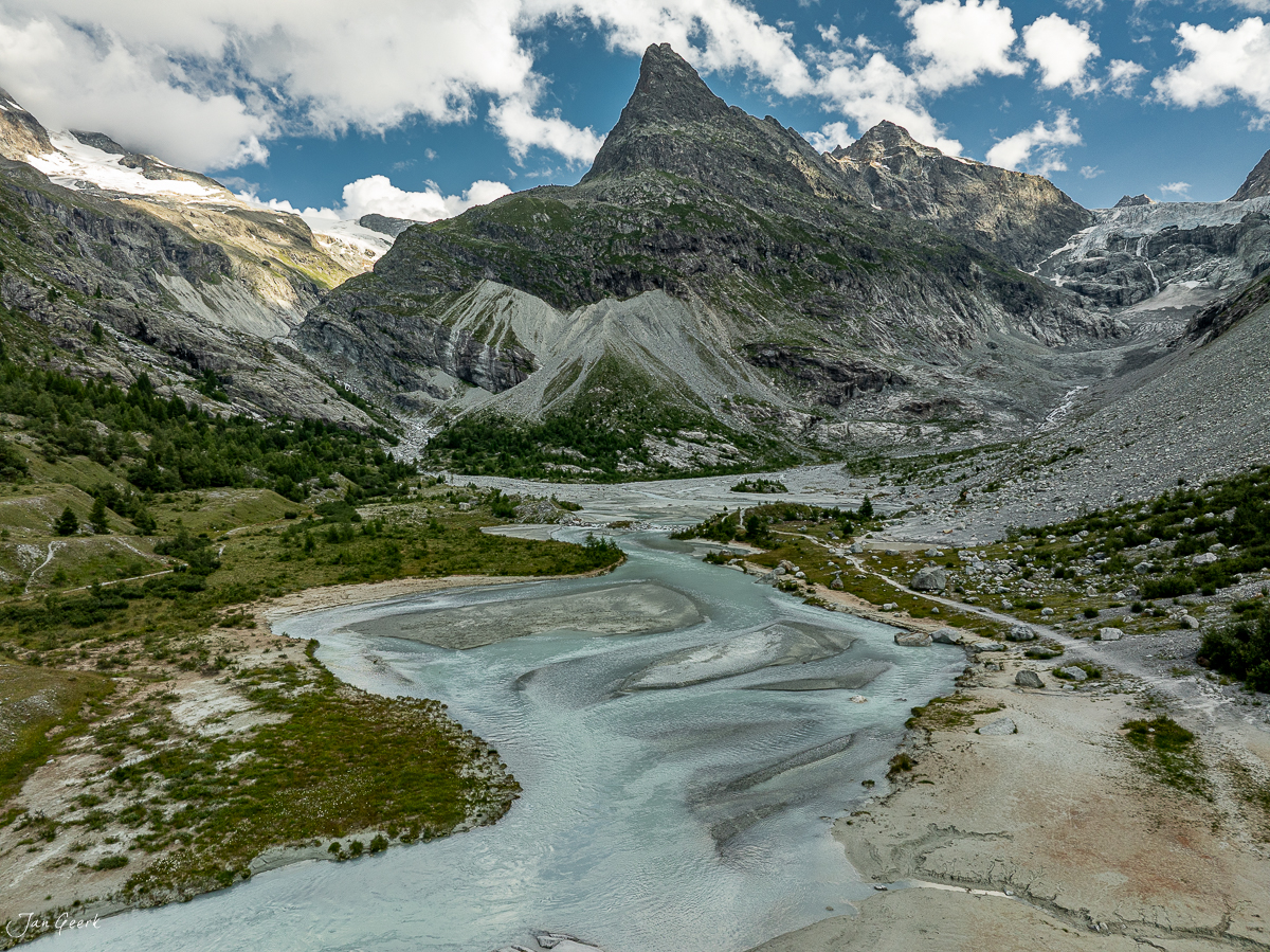 Gletscherlandschaft mit türkisem Fluss und Bergpanorama im Goms, Wallis, Sommeraufnahme – Jan Geerk Fotograf Basel
