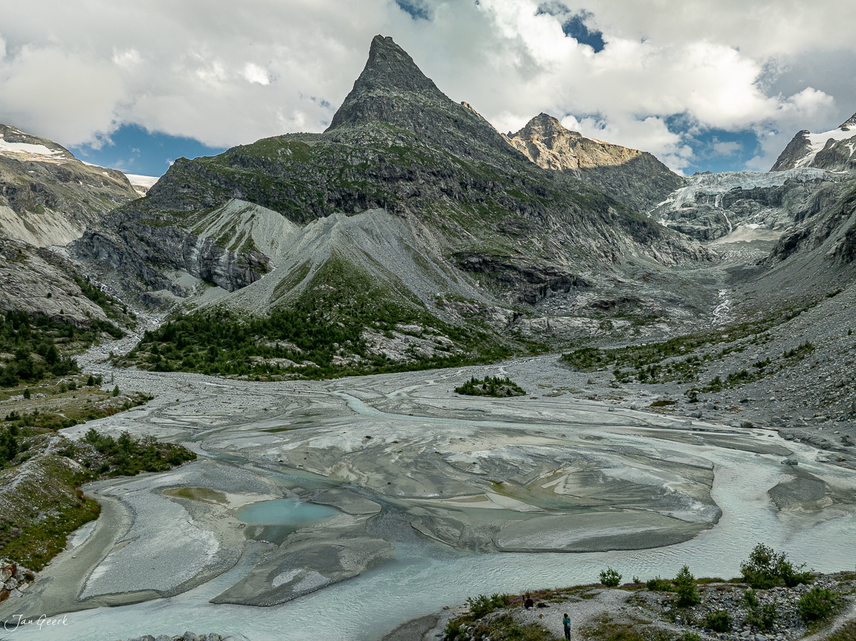 Gletscherlandschaft mit türkisblauem Schmelzwasserstrom und Bergpanorama im Wallis Schweiz – Jan Geerk Fotograf Basel