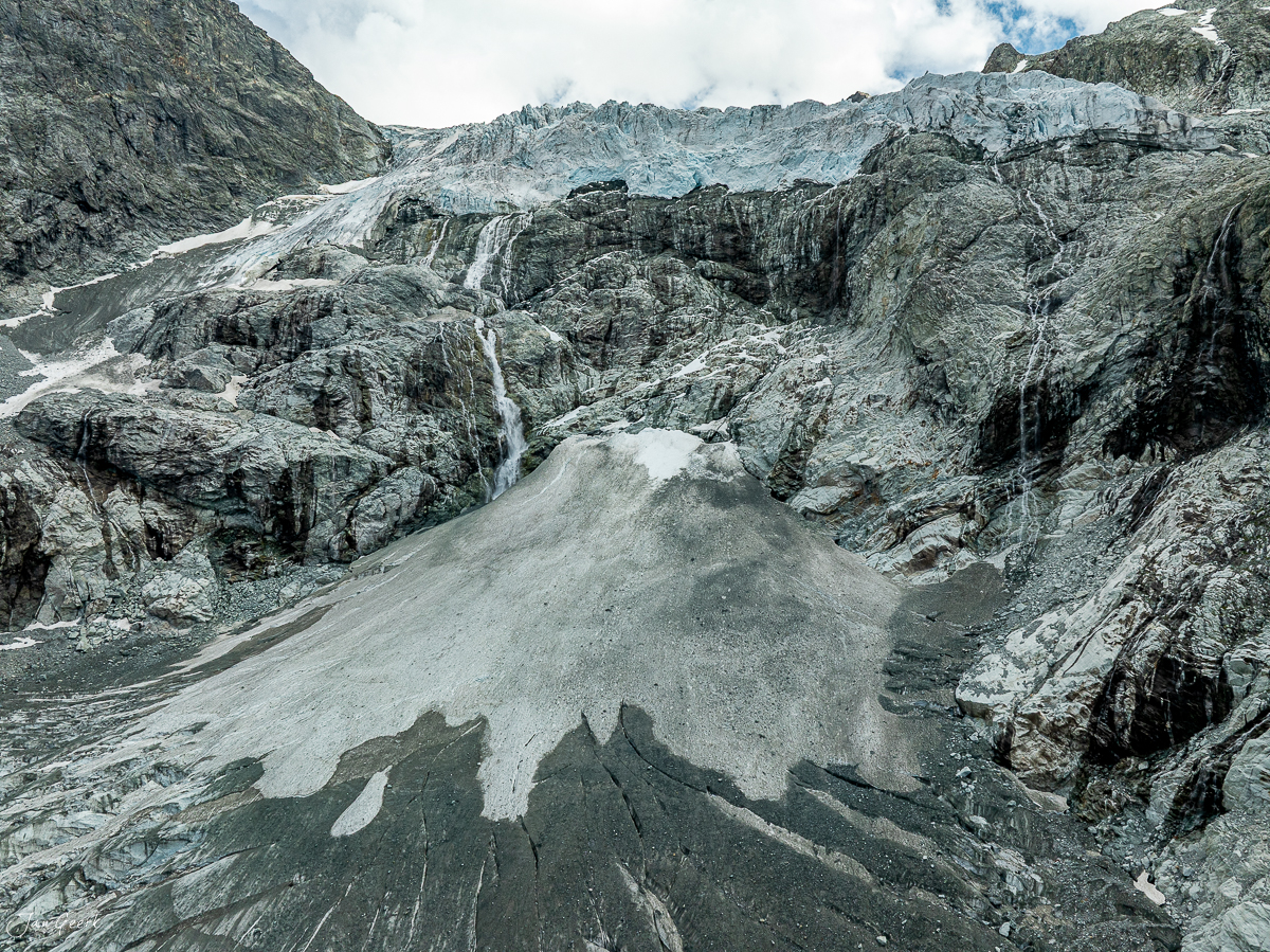 Gletschermoräne und Gletscherbach im Binntal Wallis Schweiz Sommerstimmung Jan Geerk Fotograf Basel