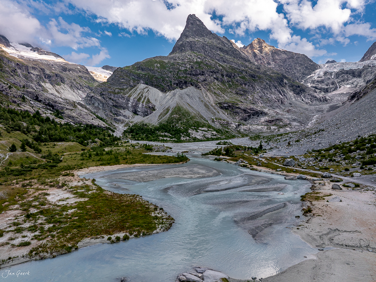 Gletscherfluss im Ferrettal mit türkisblauem Wasser, Alpengipfel und Moränen im Wallis, Schweiz – Jan Geerk Fotograf Basel