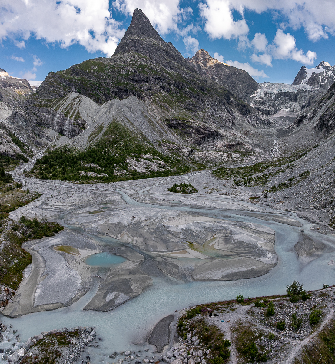 Gletscherlandschaft mit Schmelzwasserbächen und Gipfel im Sommer Wallis Schweiz Jan Geerk Fotograf Basel