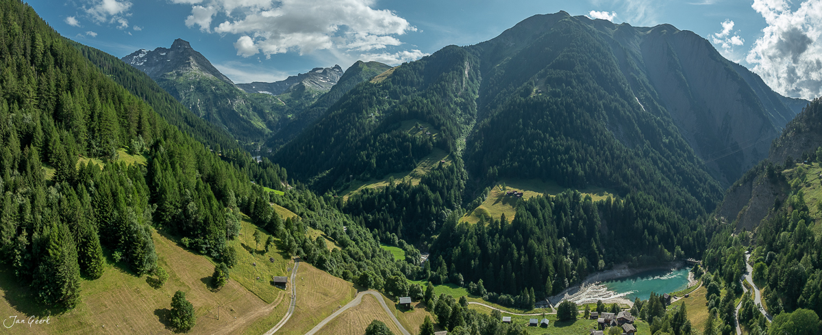 Alpental mit türkisem See, Nadelwäldern und Bergen im Sommer, Wallis, Schweiz – Jan Geerk Fotograf Basel